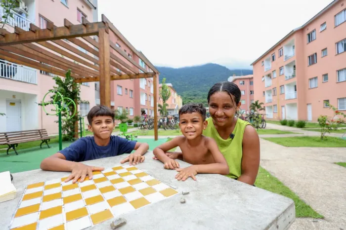 Greice dos Santos e os filhos foram morar em condomínio de Maresias Foto: Divulgação/Governo de SP