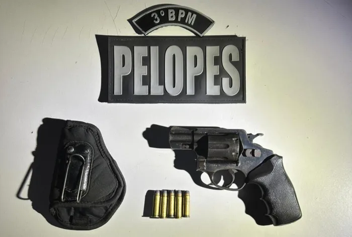 Foram apreendidos um revólver calibre 38 e cinco munições (três intactas e duas pinadas). - Ascom PMAL