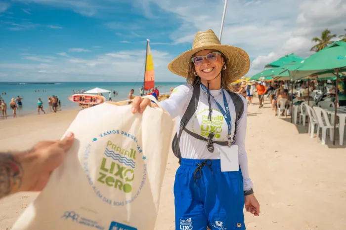 Foram distribuídas sacolas biodegradáveis e lixeiras para carro - Edvan Ferreira / Agência Alagoas