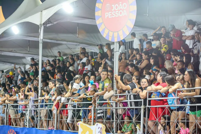 Segunda noite de desfile de ala ursas encerra Carnaval Tradição neste domingo