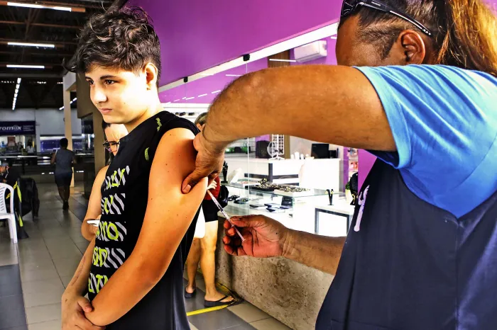 Prefeitura intensifica vacinação contra dengue e convoca crianças e adolescentes para 2ª dose