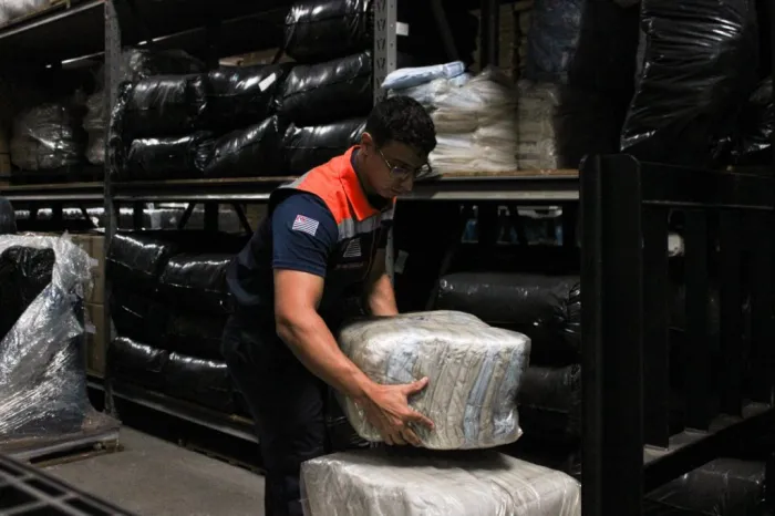 As equipes estão mobilizadas para o carregamento do caminhão no depósito estadual