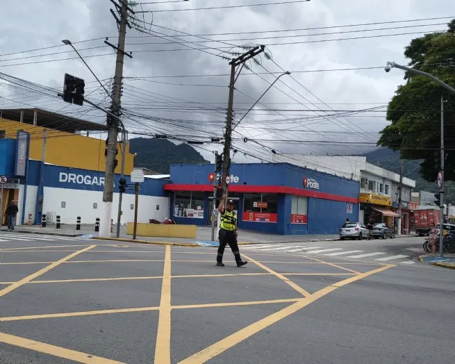 Oscilações de energia afetam funcionamento de semáforos na região central de São Sebastião