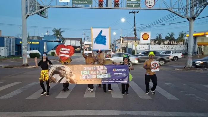 Performances nas ruas de Porto Velho destacaram um dos temas da campanha de Carnaval: “Curta o ritmo da festa, mas respeite o ritmo do trânsito”