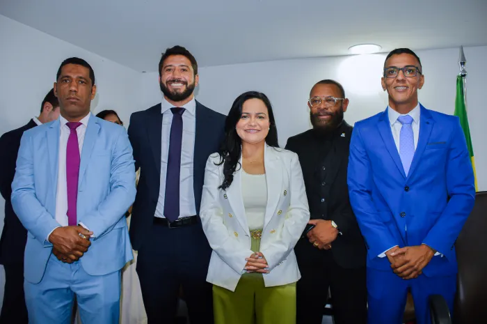 Prefeita Débora Regis participa de ato que oficializa nova composição do Legislativo de Lauro de Freitas