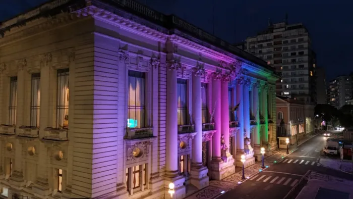 Iluminação da fachada permanecerá até sexta-feira (28), data que marca a campanha de sensibilização sobre essas patologias -Foto: Luís André/Secom