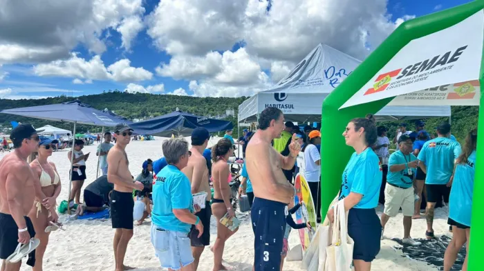 Programa Jogue Limpo com o Meio Ambiente leva educação ambiental a banhistas da Praia de Jurerê em Florianópolis