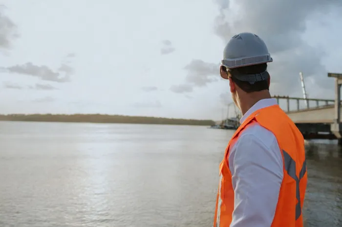 Lucas Ribeiro inspeciona obra da Ponte do Futuro, que atinge 50% de conclusão e projeta desenvolvimento da região