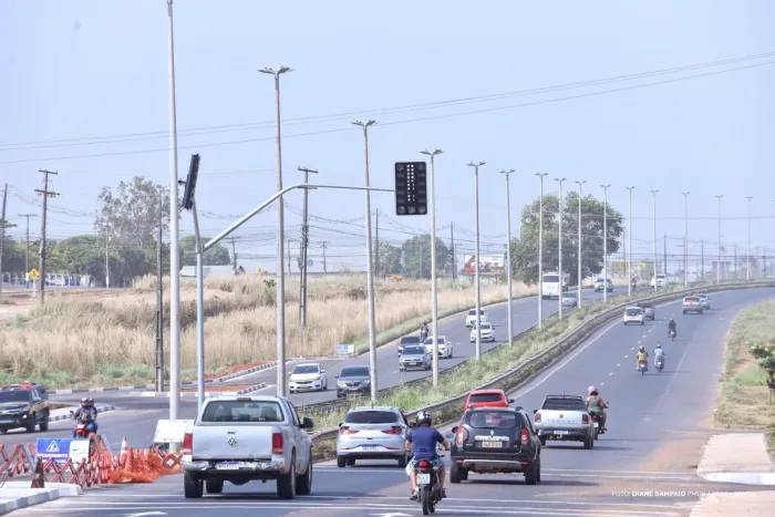 Prefeitura instala semáforo no cruzamento da avenida Brasil com a rua Capitão Clóvis no Bairro São Bento