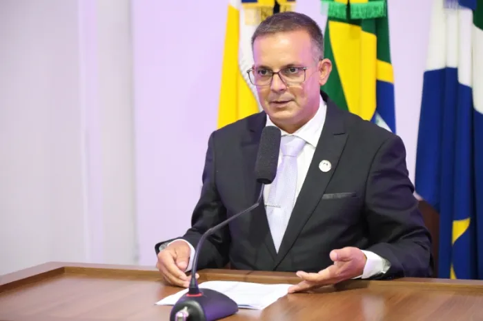 Vereador Inspetor Cabral (PSD) na tribuna da Câmara de Dourados nesta segunda-feira (Foto: F. Grott/CMD)