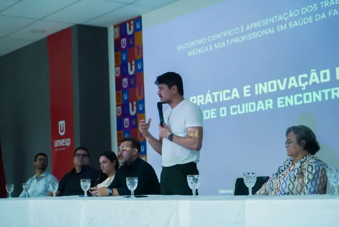 Secretaria de Saúde realiza formatura de novos especialistas e lança Cartilha da Rede Escola