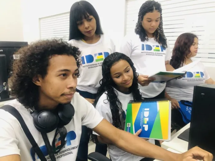 O ensino técnico amplia as chances do estudante crescer profissionalmente, pois, habilita o aluno para uma profissão, combinando teoria e prática