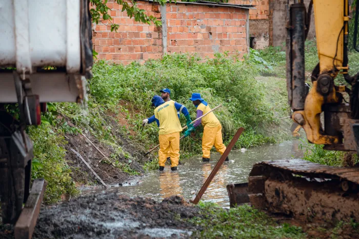 Prefeitura realiza ação preventiva de limpeza de canal em Itinga