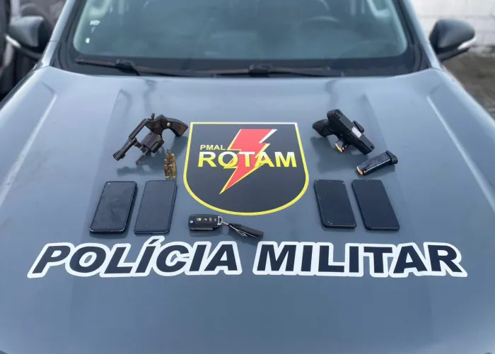 Foram apreendidos uma pistola 9mm e um revólver calibre 38, além de 24 munições e quatro aparelhos celulares - Ascom PMAL