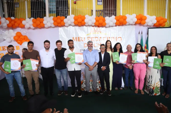 Com entrega de títulos de imóveis, Governo de Minas encerra espera de décadas de quase 400 famílias em Padre Paraíso