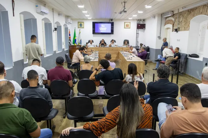 Câmara de São Sebastião realiza sessão com aprovação de requerimentos e debates sobre serviços públicos