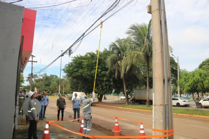 Sinop recebe nova etapa do programa Cidade Limpa e fios são retirados na Avenida das Figueiras
