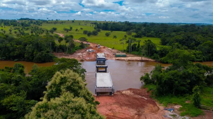 Com 95,95 metros de extensão e 8,80 metros de largura, a estrutura conta com quatro vãos de vigas na ponte, dois já concluídos