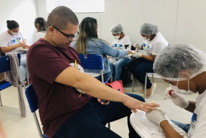 Um dos cursos ofertados é o de manicure e pedicure, que atrai  quem quer empreender no promissor setor da beleza