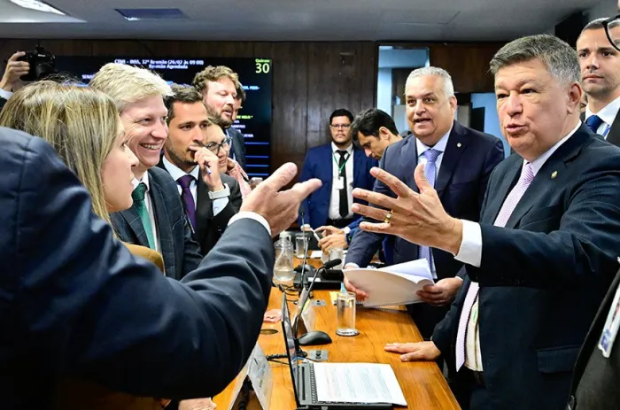 Parlamentares durante a reunião da comissão nesta quinta-feira - Foto: Geraldo Magela/Agência Senado