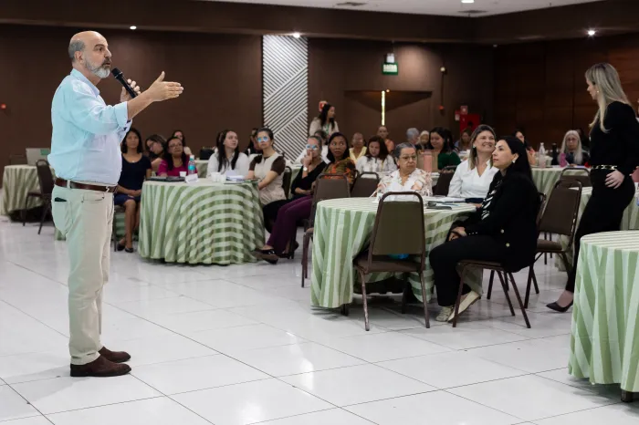 Coordenadores são qualificados em Cuiabá para lidar com novos materiais pedagógicos
