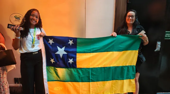 Aluna medalhista Luana Lopes, com a professora de matemática premiada, Maria Imperatriz/Fotos: Ascom Seed