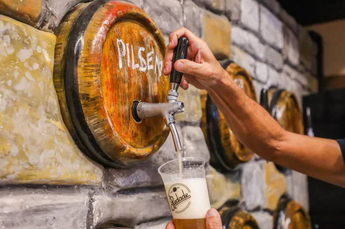 Rua da Cerveja, no Centro do Rio, vendeu mais de 300 mil chopes em 2025