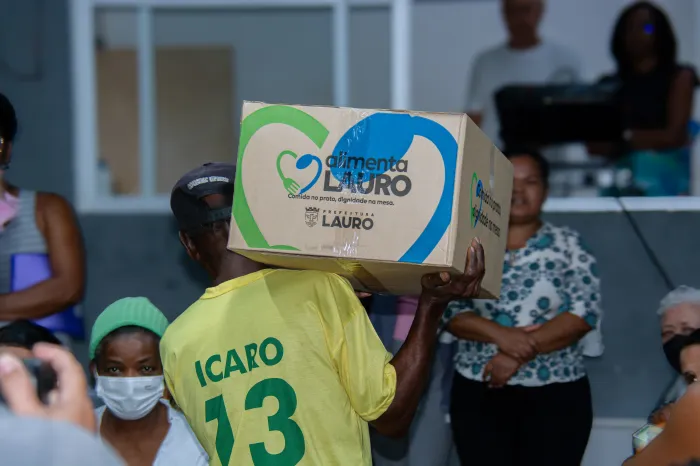 Prefeita Débora Regis entrega cestas do Alimenta Lauro e beneficia 600 famílias