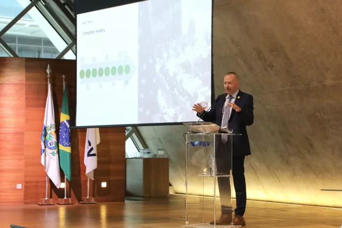 Prefeito e chefe da Polícia de NY participam de aula inaugural do curso de formação de gestores municipais de segurança