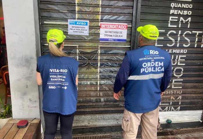 Seop e IVISA-Rio apreendem 3,5 toneladas de gelo sem procedência que seriam comercializadas em Ipanema