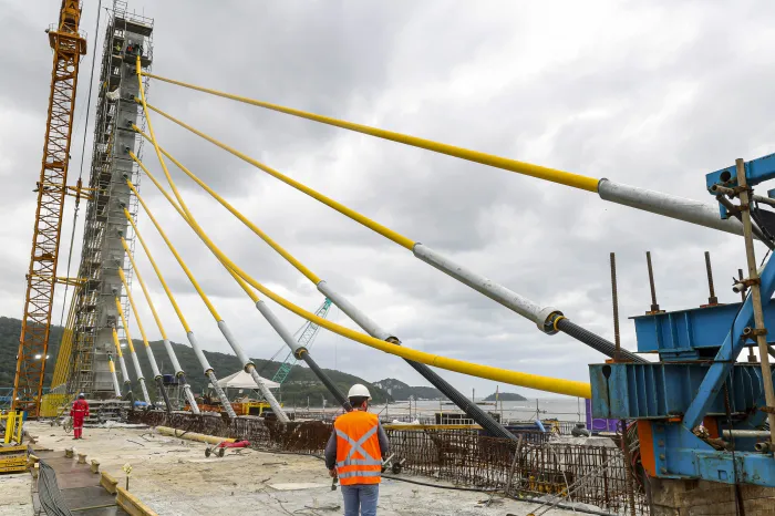 O beijo vem aí: Ponte de Guaratuba tem último estai instalado
