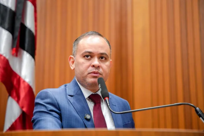 Deputado Catulé Júnior durante seu pronunciamento na tribuna da Assembleia