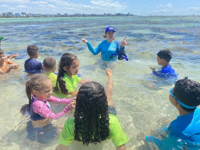 Aula de campo embarcada aconteceu nas Piscinas Naturais da Pajuçara - Ascom IMA