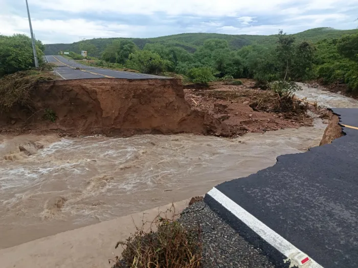 Trecho da rodovia AL-225, entre Piranhas (AL) e Canindé de São Francisco (SE), desabou - Ascom DER