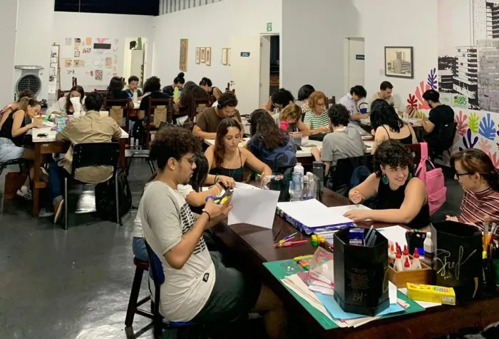 Alunos realizam atividades em parceria com os oficineiros, que compartilham gratuitamente seus conhecimentos (Foto: Seduc)