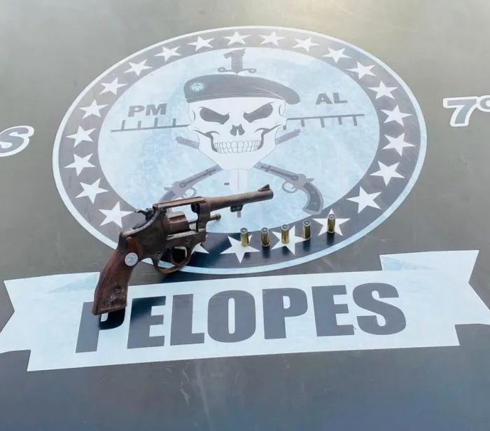 Uma das armas de fogo foi apreendida por equipes do 7º Batalhão, em Santana do Ipanema - Ascom PMAL