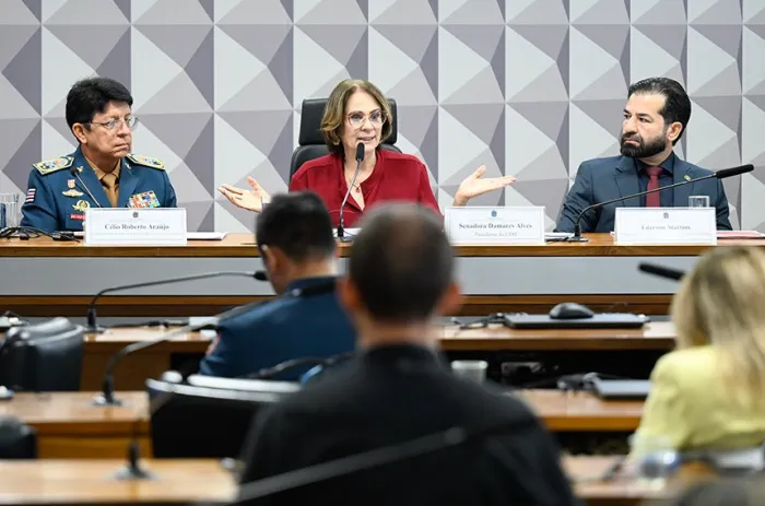 Senadora Damares Alves, entre o coronel Célio Araújo e o defensor público do DF Tiago Kalkmann - Foto: Andressa Anholete/Agência Senado