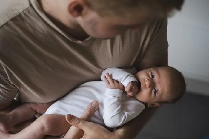 Projeto prevê ampliação gradual da licença-paternidade, começando com 10 dias até chegar a 20 dias - Foto: Freepik