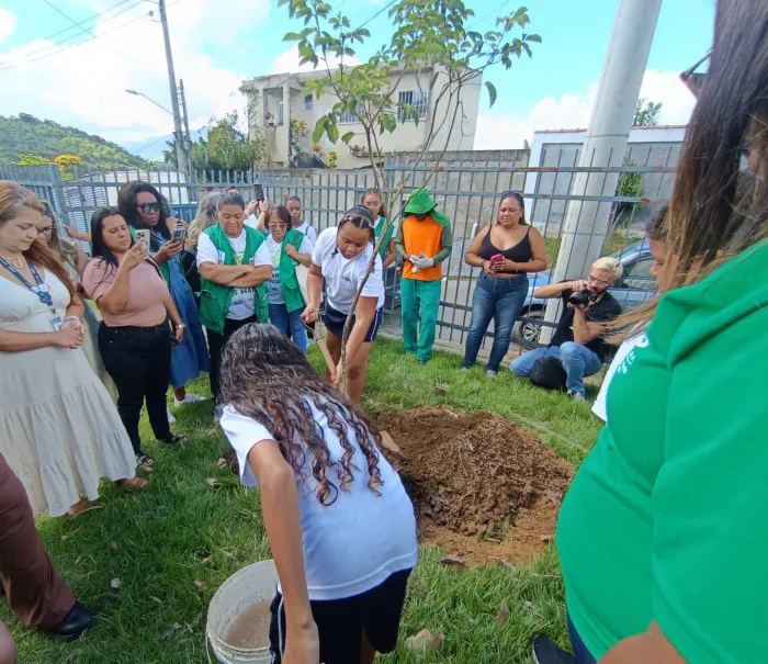 Crianças participam de plantio em escola municipal de Campo Grande. Foto: Divulgação/SMAC