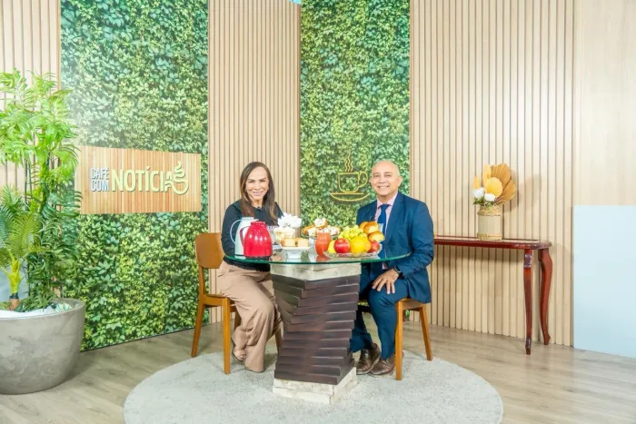 A jornalista Elda Borges iniciou a semana conversando com o professor Silvio Eduardo Silva