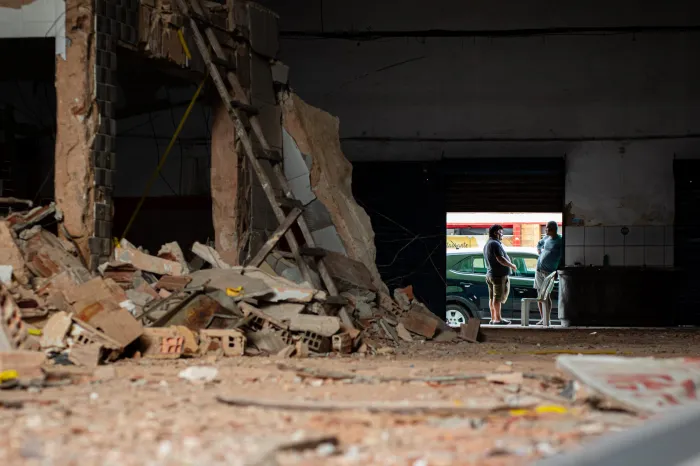 Primeiras ações no local incluem a retirada de paredes e estruturas comprometidas - Pei Fon / Agência Alagoas