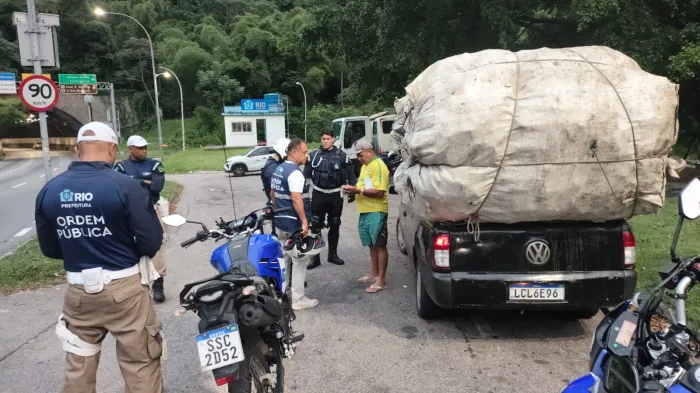 Seop aborda e reboca veículo com carga excessiva de recicláveis no Túnel Rebouças