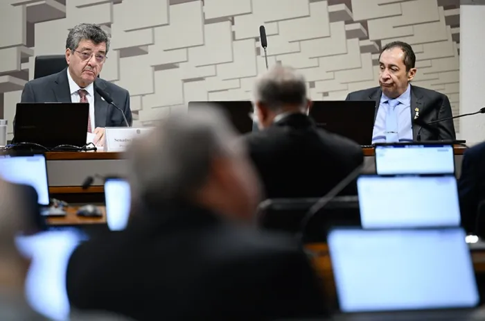 O senador Fernando Farias (E) conduziu a reunião ao lado do senador Jorge Kajuru - Foto: Andressa Anholete/Agência Senado