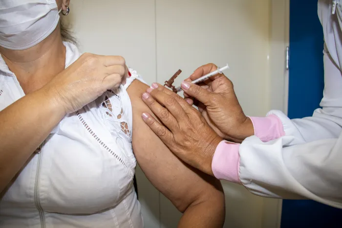 Minas Gerais inicia vacinação contra dengue para profissionais de saúde 