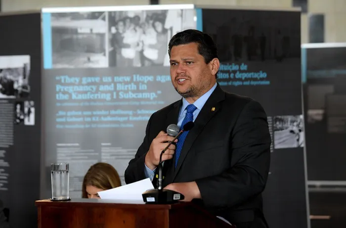 O presidente do Senado ressaltou que a mostra é uma oportunidade para se conhecer uma parte da história dos judeus na época da II Guerra - Foto: Jonas Pereira/Agência Senado