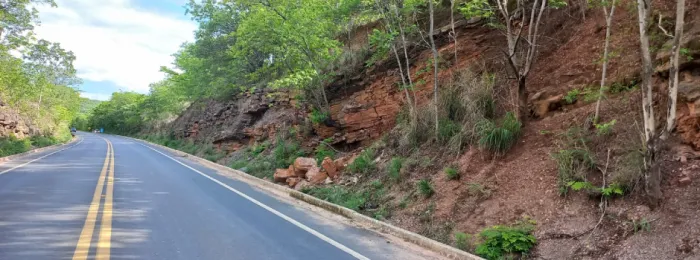 DER implanta “Pare e Siga” na MGC-135 para obras de contenção no Norte de Minas