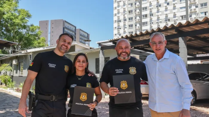 Policiais penais salvam mulher em risco de queda no 12º andar de prédio em Porto Alegre