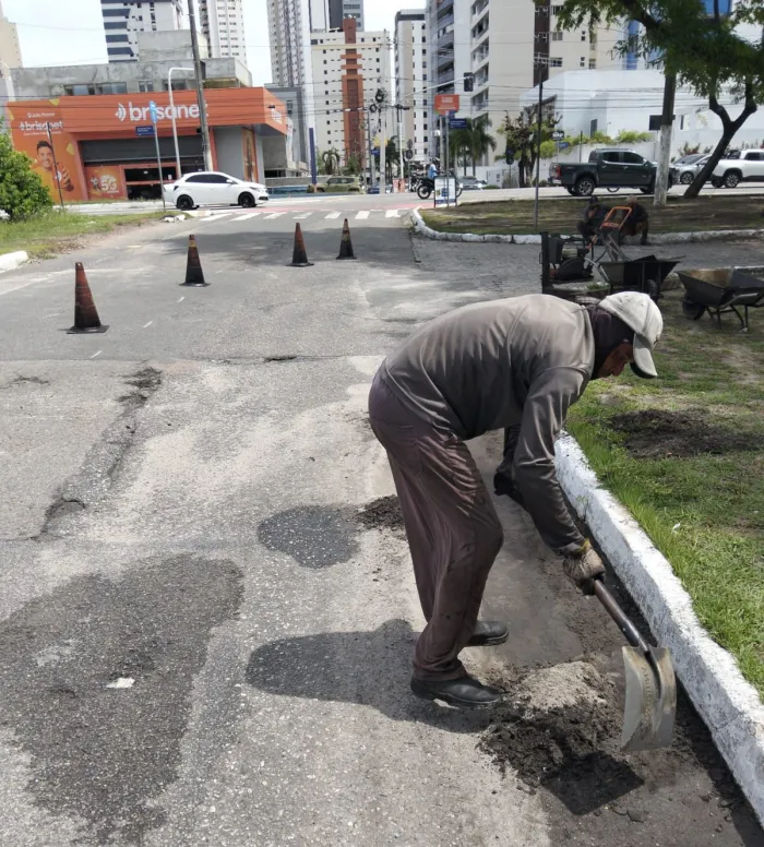 Seinfra segue com o serviço de tapa-buraco e executa trabalho em 18 bairros de João Pessoa