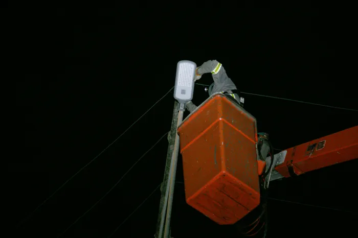 Programa Banho de Luz avança em Ipitanga com 47 ruas incluídas em nova etapa