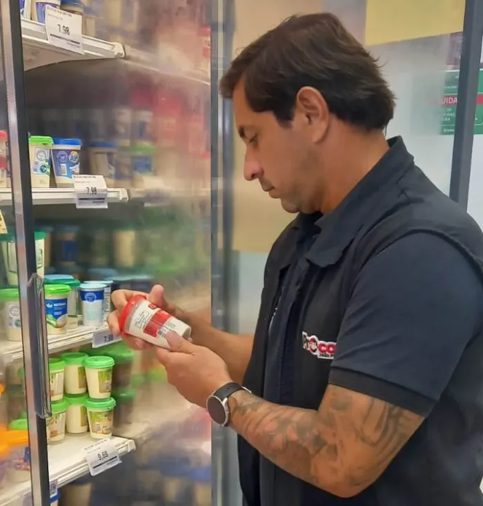 Procon-JP autua supermercado e apreende dezenas de produtos alimentícios por irregularidades nas datas